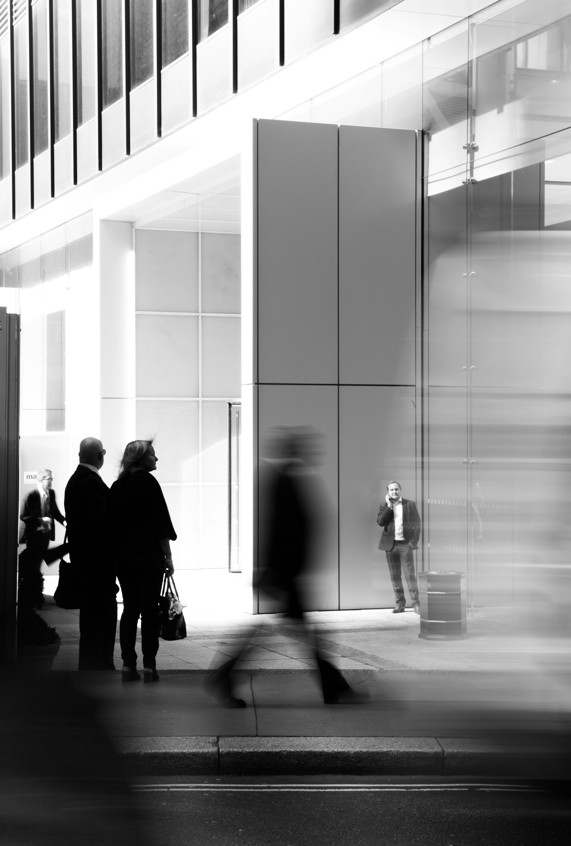 Persone che camminano verso l'ingresso di un edificio aziendale