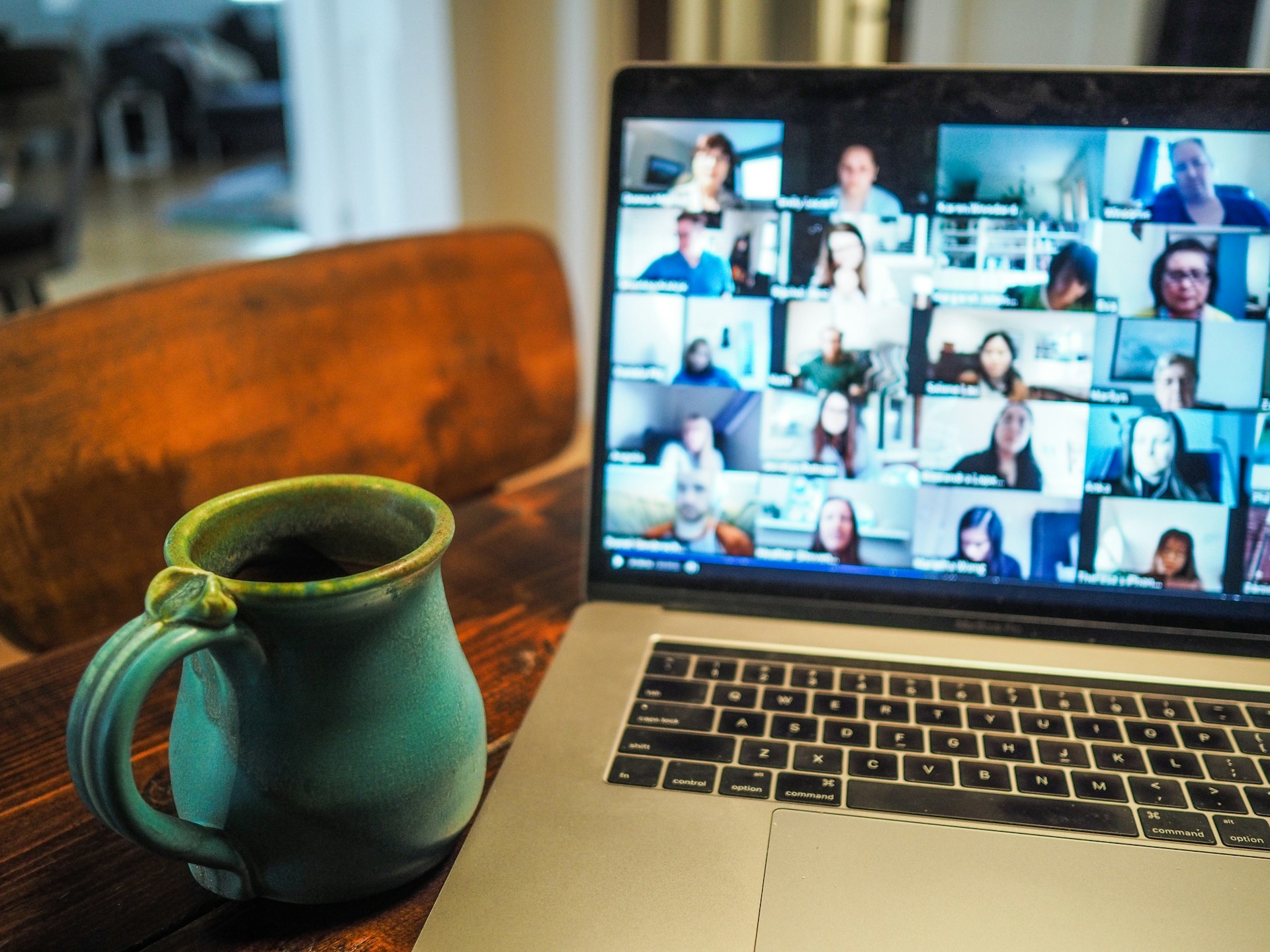 Videochiamata di lavoro con laptop e caffè sulla scrivania